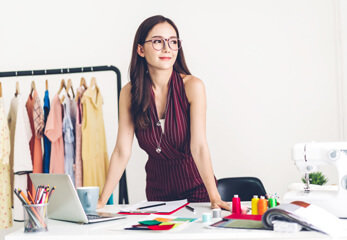 Mode-Designerin am Arbeitsplatz