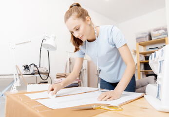 junge Designerin arbeitet mit einem Schnittmuster