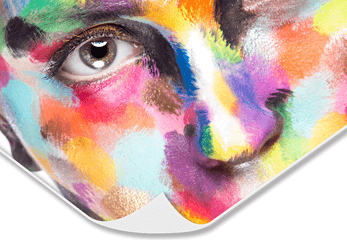 Backlit Paper Ein bunt geschminktes Gesicht auf Papier
