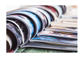 Bild- und Zeitungsbände scannen aufgeschlagene Print-Magazine