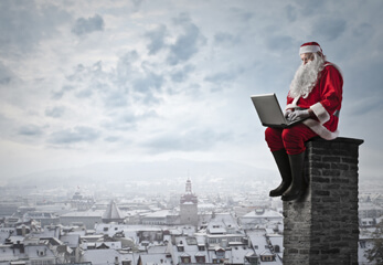 Öffnungszeiten an Weihnachten Santa Claus sitzt auf einem Schornstein